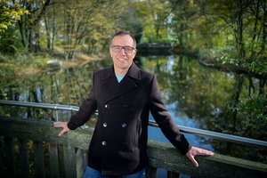 Horst Dinges, der am Geländer der Brücke des Rathausweihers lehnt