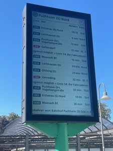 Elektronische Anzeigetagel am Bahnhof auf der Nordseite