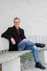 Horst Dinges sitzt auf einer Bank