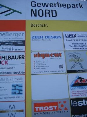 Schild mit Firmennamen im Gewerbegebiet Nord