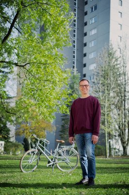 Horst Dinges vor einem Hochhaus in der Planie